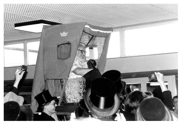 Lamp auf der S&auml;nfte. 1989.