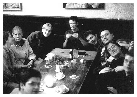 Christina Ritz, Katrin Wellmann, JMK, Tamara, LaBosch, Willi, Flo, Oliba und im Vordergrund die Tormaschine. 1996.