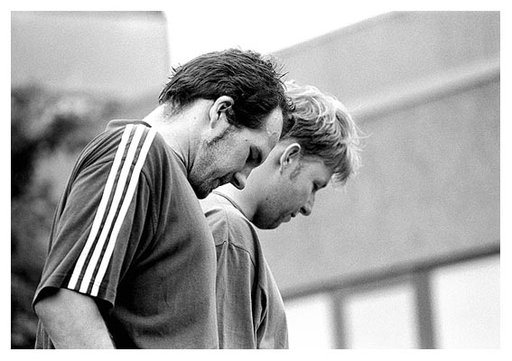 Schlu&szlig;pfiff. Axel und Okke gehen nach Haus. 2000.