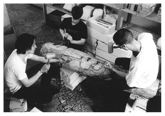 Roland singt einen Hit, Benni und Balthazar konzentrieren sich auf die Arbeit.