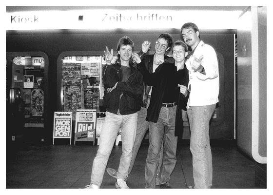 Arne, Thomas, Axel Dohle und Oke mit der Beute. 1989.