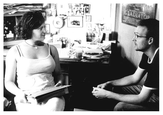 Anna und Benni. Beim Herrn Lorenzen. Vor dessen Schreibtisch. 2001.