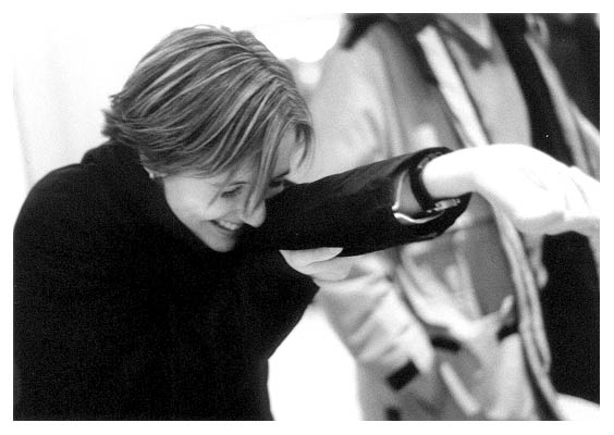 Anne Bo versteckt hier unter der Jacke nicht nur den Pullover, den sie beim letzten NF-Besuch trug (sie hat angeblich 20 davon im Sonderangebot gekauft), sondern scheitert auch beim Zungen-Ellenbogen-Versuch