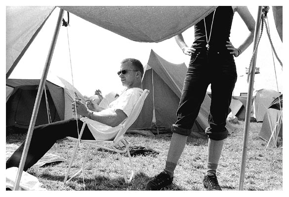 Arne wie man ihn kennt mit Zigarette und Bier. Annika redet mehr oder minder mit mir. 1999.