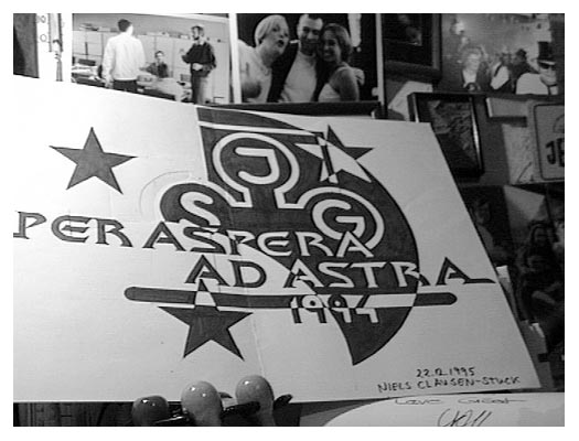 Originallogoentwurf von NCS auf dem lorenzenschen Schreibtisch. 2001. Mit der Videocamera aufgezeichnet.