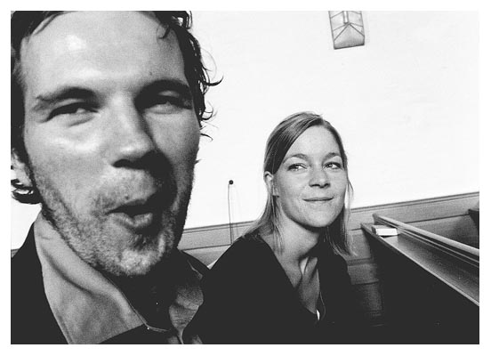 Axel F. und Inga. 2001.