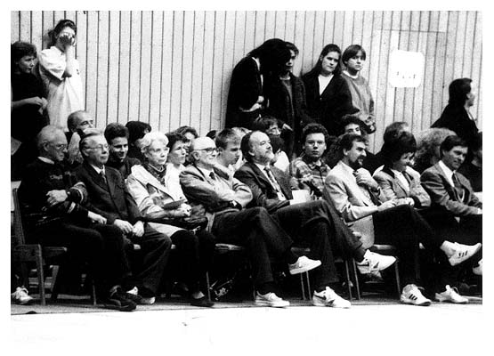 Ein kleines R&auml;tsel. Wer sitzt in der ersten Reihe? 1992.