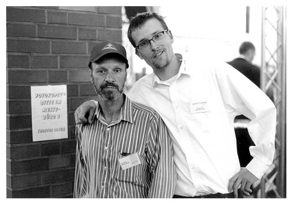 Jemand lustiges, der wie ein Pappaufsteller aussieht und Benni Krieg. 2001 bei der Windmesse Husum.