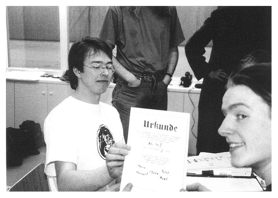 Paul holt sich die erste unterzeichnete Urkunde ab. Es gibt jedes Jahr f&uuml;r jede Mannschaft eine. Nur abholen tut sie niemand. Das sind eben die Kleinigkeiten des Cups, die jeder gern vergi&szlig;t. Tja, schade. 1993