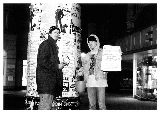 Februar 1993. Thomas & Paul vor der mittlerweile verschwundenen Litfa&szlig;s&auml;ule auf dem Husumer Marktplatz.