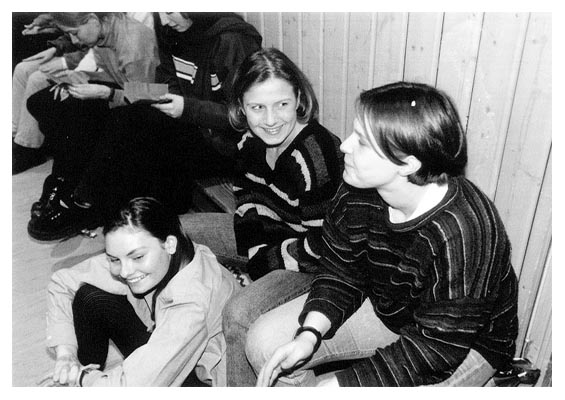 Silke, Meike und Conny haben einen lustigen Nachmittag. Im Hintergrund basteln Yvonne und Swantje an ihren Statistiken. 1996.n