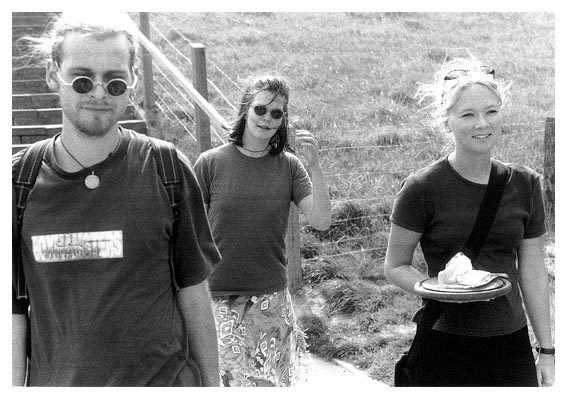 Auf dem Weg nach Hause: Jens, Mone, Inga. 1999.