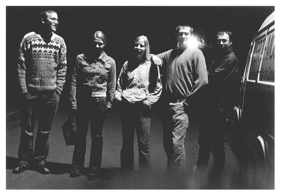 Benni, Katja, Inga, Tobi, Thomas. Beim Warten auf die Polizei. 2002.