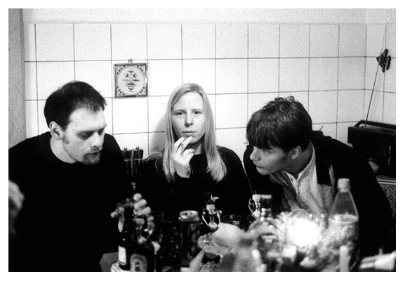 Jens, Inga, Arne auf der Eckbank. 2001.