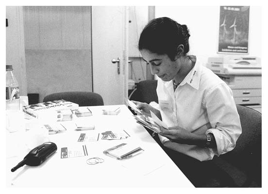 In einem B&uuml;ro ohne Fenster werden m&uuml;hselig von Elif 40000 Karten sortiert.