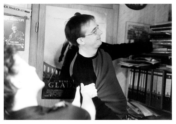 Tamara versucht Florian vor einem Audreybildband zu retten. Er scheint ein Ungl&auml;ubiger zu sein. 2001.