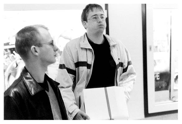 Florian l&auml;&szlig;t auch im Kino nicht von seinen Werken. Die aber nachher an wenige Gl&uuml;ckliche verschenkt werden. 2002.