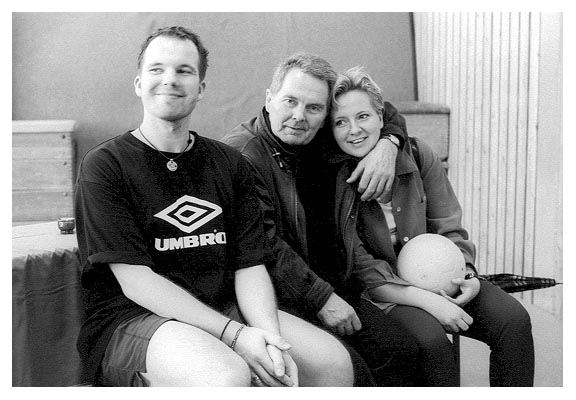 Axel sieht einen Cupsieg in der Ferne. Heinz nimmt seine Tochter in den Arm. Uta mag den kleinen gelben Ball. 1998.