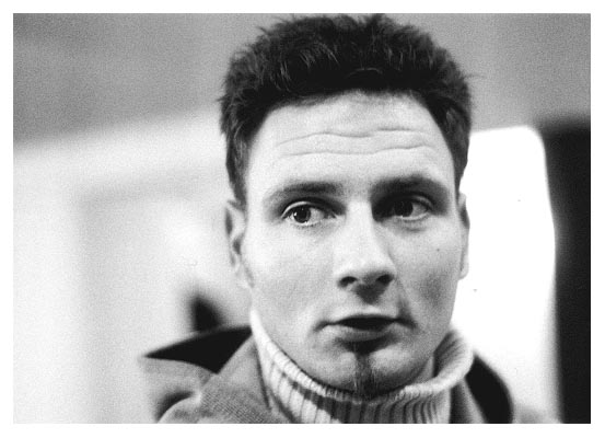 Frank h&ouml;rt gerade irgendwen Unsinn plaudern. Wer wird nicht erz&auml;hlt. 2001.