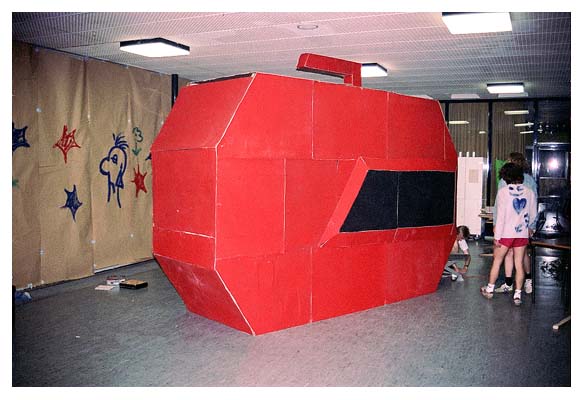 Untere Pausenhalle. Ein Koffer. 1991.