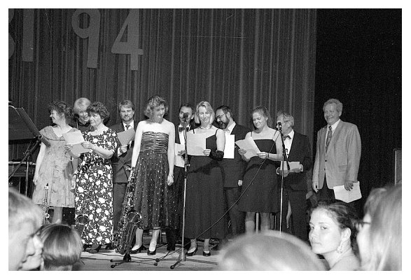 Abiball 1994. Die Lehrer singen.