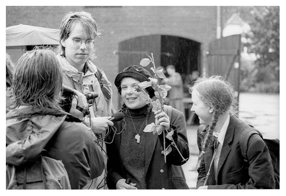Der verregnete Abiumzug 1995 sah den besten AUZ-Kameramann Benni, Timo, Katja mit Rosenblättern und Christiane.