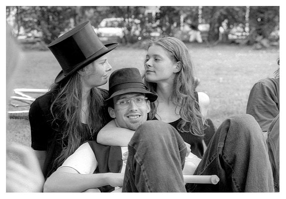 Silke, Blumi und Synje auf dem Abiumzug 1996.