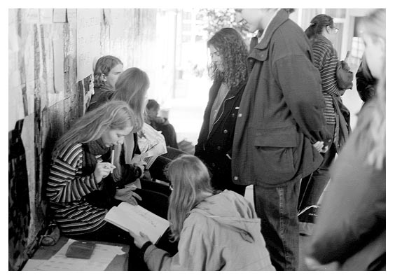 War gelogen. Es geht sicher um den zu organisierenden Abiball. Pausenhalle 1996.