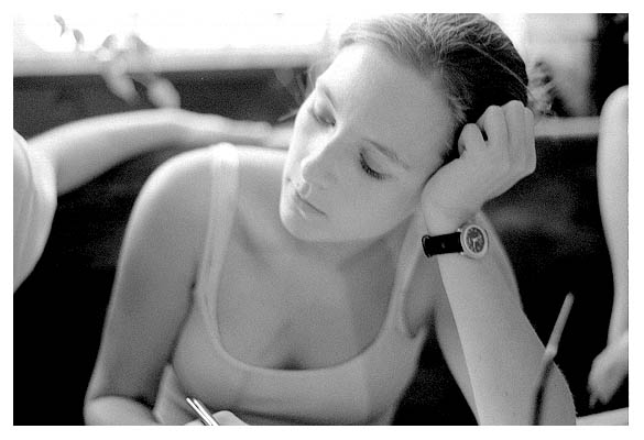 Bezaubernd. Sylvia beim Bilderbestellen in der Blockhütte. 2001.