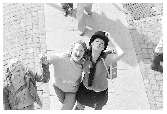 Johanna und Mareike unterm Turm. 2005.