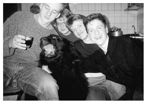 Gunter, ein Hund, Bernd, Arne und Sven C. 1988.