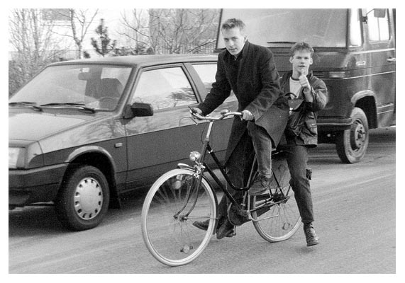 Auf dem Weg zu CJ ins Cafe. Gunter und Sascha. 1989.