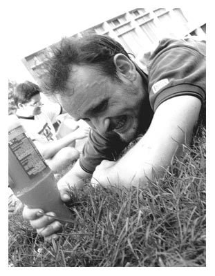 Beim Sonntagskickern 2001. Hajo Holst.