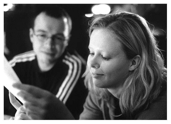 Thomas und Martina. Blockhütte. Mit einem Zettel. 2001. Foto: Tobi.
