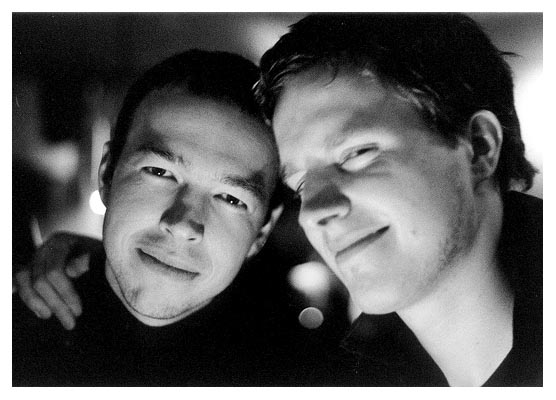 Han & Paul in der Blockhütte. 2000.