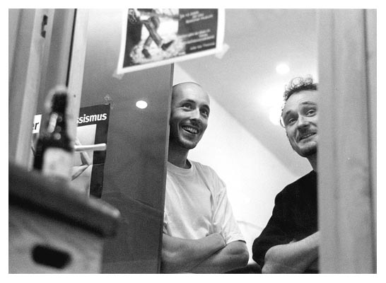 Sicher hinter Glas: Holger Bach, Hajo Holst. 2000.