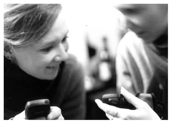 Inga S. und Levke tauschen ihre Handynummern bei einer Party von Conny aus. 2000.