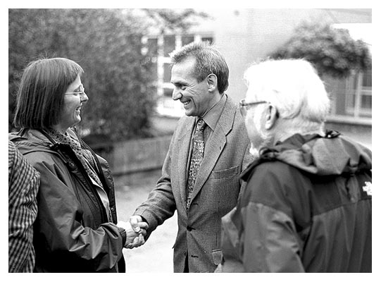 Vor dem Jahrgangsfoto: Jannusch und Lamp mit einer 80erin.