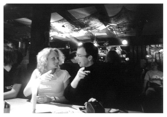 Jenny erz&auml;hlt die Wahrheit. Im Hintergrund die neue Bh-Deko, die wohl wirklich nicht real ist. 2002. Foto: Strasser.