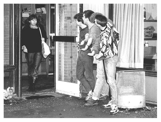 Selbstverst&auml;ndlich wird der LK-Lehrerin die T&uuml;r ge&ouml;ffnet und die Tasche getragen. Wir wu&szlig;ten was sich geh&ouml;rt. Oder so &auml;hnlich. 1990.