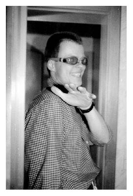 Er mu&szlig; wieder gehen und seine Pflicht erf&uuml;llen. Und es ist auf gar keinem Fall nur eine gerade gefundene Schwimmbrille auf seiner Nase. Denn sonst w&auml;re da sicher noch eine Gabel hinterm Ohr.