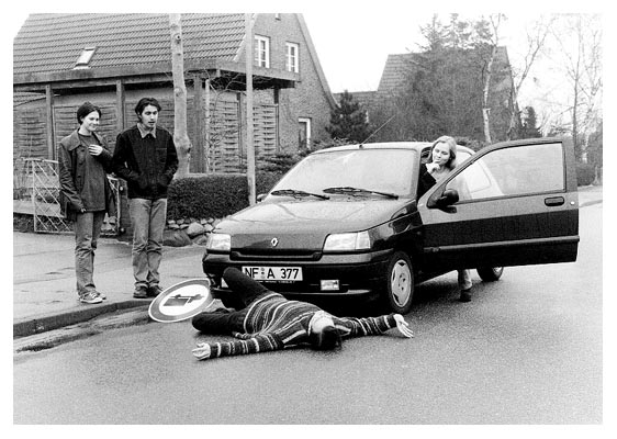 Das &uuml;berfahren eines alten Mannes. Da lacht das Conny-Herz. Rol wei&szlig; nicht mehr wie er nach Hause kommen soll, Solve fragt sich, wie sie das Auto sauber bekommt.