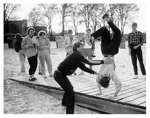 Am Strand. Hinter Hape und Andr&eacute; sind Andrea Lundelius, Stefanie Pl&uuml;nzke, Wiebke Sch&uuml;ler, Tanja Dallmann und Manuel Martensen zu sehen. 1985.