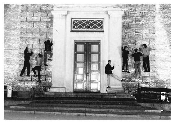 Trotz meines beeindruckenden Blitzlichtes: Es ist Nacht! An der Wand: Sven C., Totti, Sascha, Torben, Larsen,  Oke, Bernd. 1990.