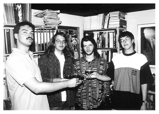 In einer nicht bekannten Wohnung in einem nicht n&auml;her bezeichneten Dorf. Der Mann mit dem Schnurrbart, der Mann mit dem offenen Hemd, der Mann mit dem geschlossenen Hemd und der Mann, der John Lennons Brille klaute. 1992.