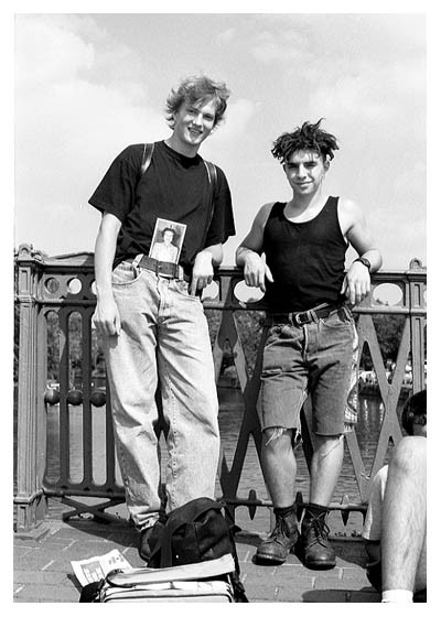 Christoph zeigt monarchistische Seiten, Ricco tr&auml;gt zeitlose Kluft, die Herrn Seeck begeistert h&auml;tte. 1990.