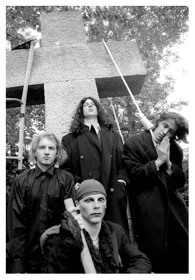 Die grandiose Gruftband: Bernd Sauer, Balthazar Helwig, Roland Krieger. D&uuml;ster vorne: Benjamin Stolz. 1997