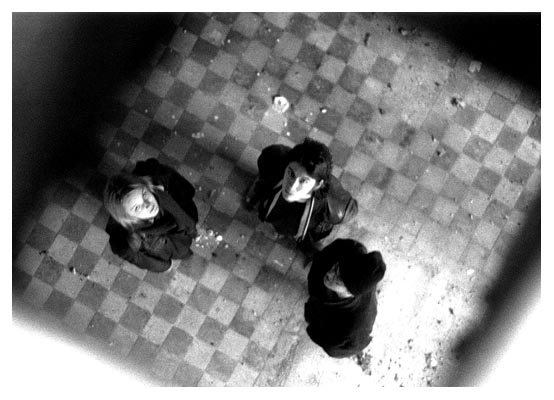 Die Geometrie war wichtig beim Abdecken. Uli, Roland und Bernd beobachten die quadratische &Ouml;ffnung in der Decke.