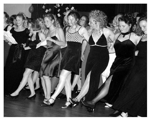 In vorderster Reihe singen: Ellen Clausen, Meike M&uuml;ller-Rode, Yvonne Martensen (in einem Klassiker der Abib&auml;lle), Silke Stammer, S&uuml;nje Nicolaysen, Angela Fischmann und Britta Hanke.