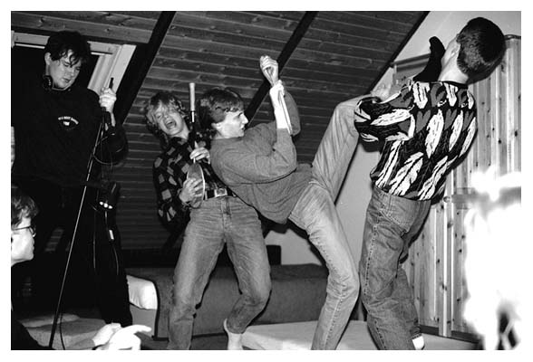 Ted Herold singt und die Masse tobt: Thore Zimbo Thiesler, Axel Locke Formeseyn, Jan Leadschl&auml;ger Kobarg, Jan Spagat Dehn und Jens der K&auml;pt'n Werth in seinem Blattsiegespullover. 1990.